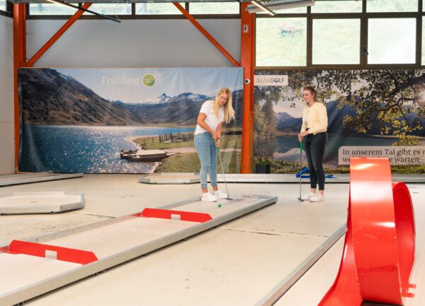 Freundinnen Beim Indoor Minigolf In Wagrain